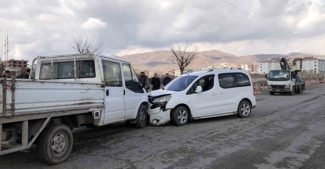 Batman’da trafik kazası, iki araç kafa kafaya çarpıştı