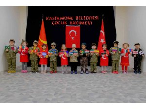 Miniklerden, desteğe koşan ülkelere bayraklı teşekkür