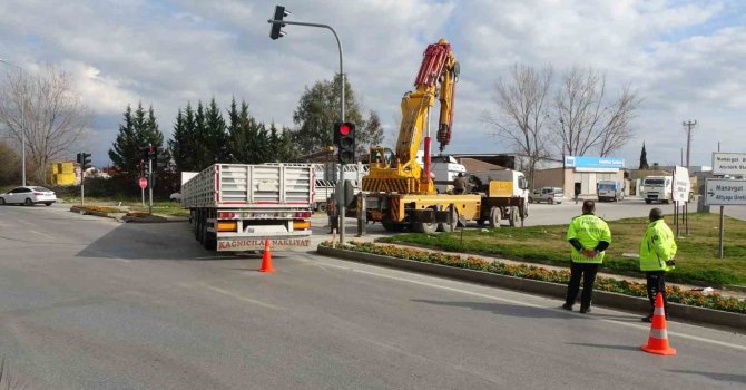 Tırın dorsesi çekiciden ayrıldı, facianın eşiğinden dönüldü