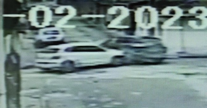 Bursa’da otomobillerin kazası kamerada; 3 yaralı