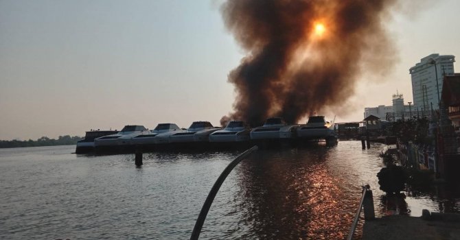 Tayland’da elektrikli feribotlar alev aldı