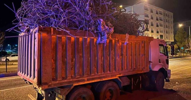 Enkazdaki demirleri çalan 2 kişi tutuklandı