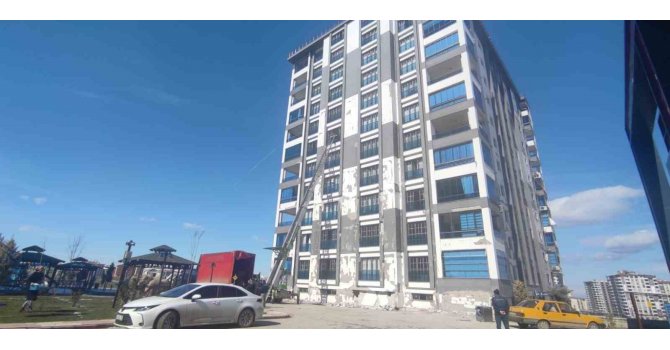 Malatya’da ağır hasarlı binalardan eşya tahliyesine ara verildi