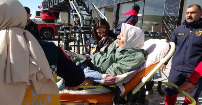 11’inci kattaki evlerinden çıkamayan anne ve oğlu 384 saat sonra kurtarıldı