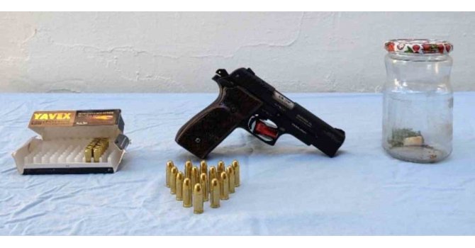 Ruhsatsız tabanca ve uyuşturucu ele geçirildi