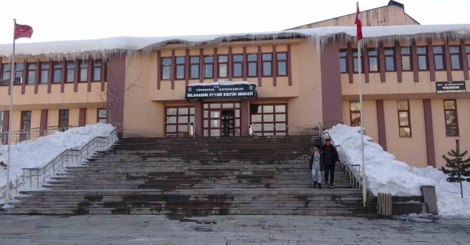 Depreme dayanıklı olmadığı tespit edilen kültür merkezi boşaltıldı