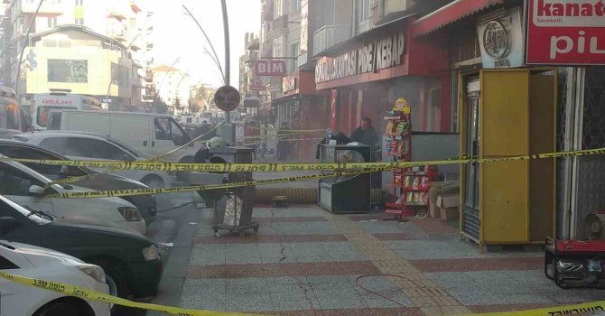 Mağaza yangınında 1 kişi öldü, 3 itfaiye personeli dumandan etkilendi
