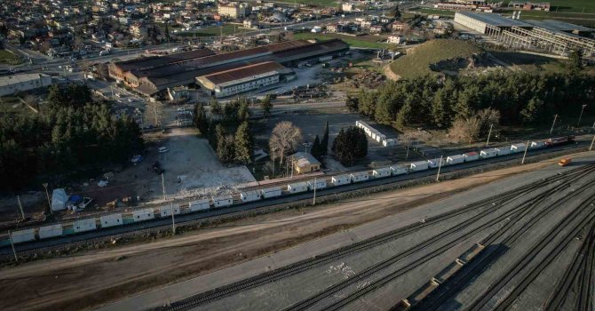Kahramanmaraş’a tren yoluyla gönderilen yüzlerce konteyner ev havadan görüntülendi