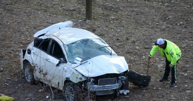 Çarpışan otomobiller uçuruma düştü: 2 ölü, 1 yaralı