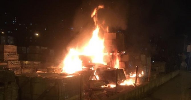 Samsun’da inşaat malzemesi satan işyerinde yangın çıktı