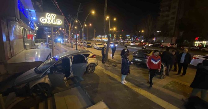 Alkollü sürücü önce otomobile çarptı, sonra site girişine uçtu