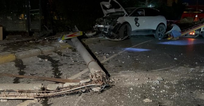 Küçükçekmece’de kontrolden çıkan araç elektrik direğine çarptı: 4 yaralı