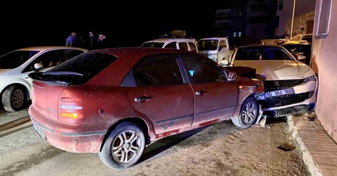 Polisten kaçan sürücü park halindeki milyonluk otomobile çarptı