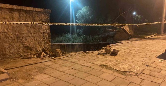 İzmir’de hafif ticari araç dereye uçtu, 2 kişi hafif yaralandı