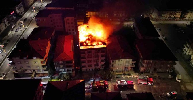 6 katlı otelin çatısı alev alev yandı