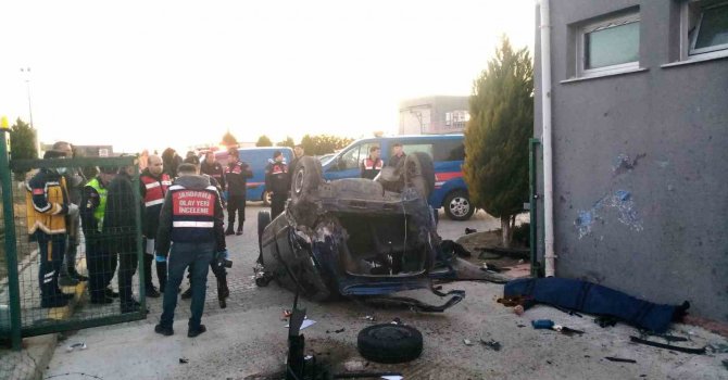 Tekirdağ’da taklalar atan otomobil, fabrikanın bahçesine daldı: 1 ölü