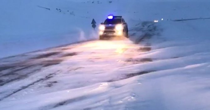 Sahara Geçidinde kar yağışı ve tipi ulaşımı olumsuz etkiliyor