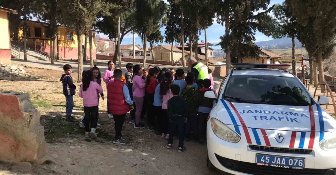 Sarıgöl jandarmasından iki mahallede trafik eğitimi