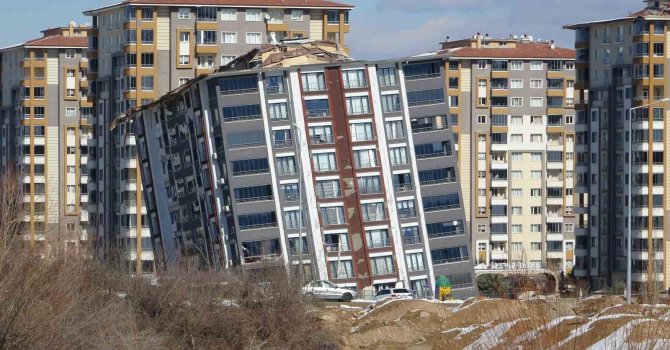 Milyonluk yeni daireleri yıkılan vatandaşlar isyan etti