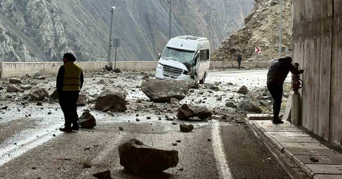 Yamaçtan kopan kayalar servis aracına isabet etti: 4 kişi yaralı