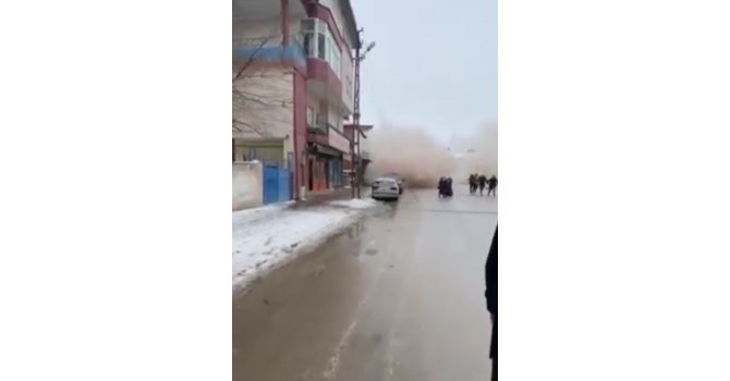 Depremin yeni görüntüleri çıktı: Binaların çatlaması, çökmesi kamerada