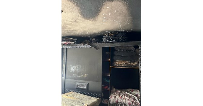 Elektrik kontağından çıkan yangında ev kullanılamaz hale geldi