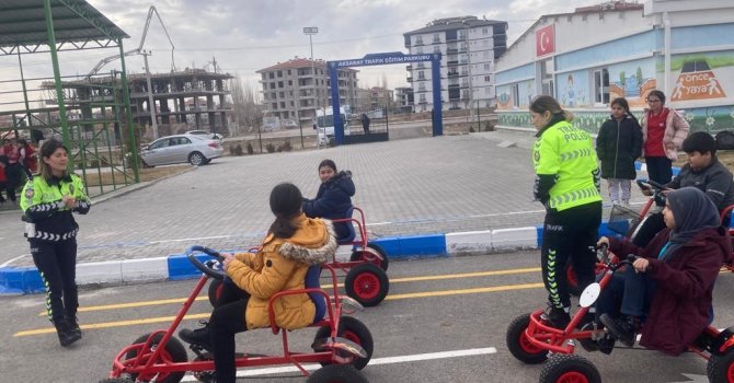 Minik öğrencilere uygulamalı trafik eğitimi