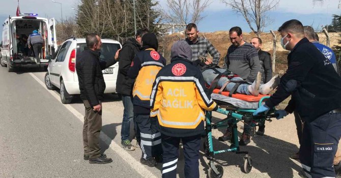 Seyir halindeki beton pompası kamyonu devrildi, 2 kişi yaralandı