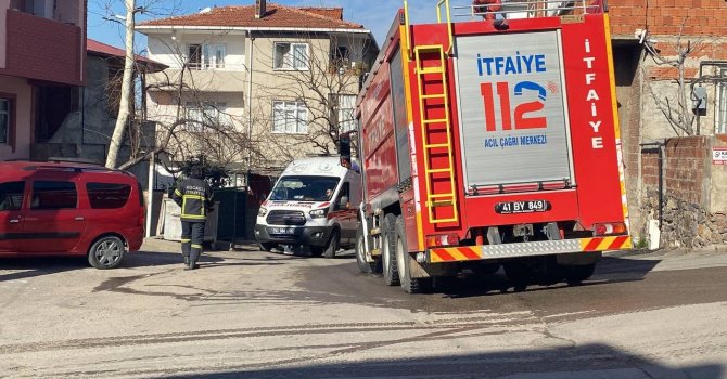 Gecekonduda çıkan yangında 2 kişi dumandan etkilendi