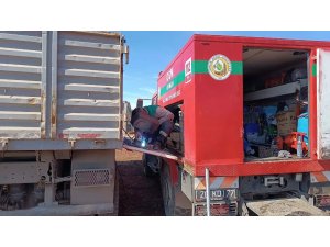 Deprem bölgesinde bozulan araçların imdadına seyyar tamir aracı yetişiyor