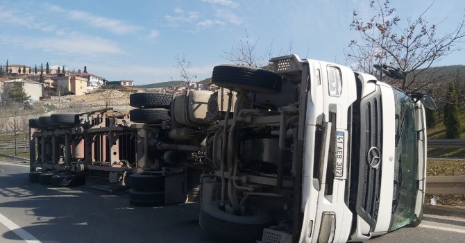 Viraja hızlı giren tır devrildi, sürücüsü yaralandı