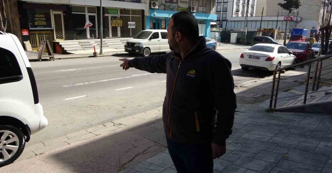 Pendik’te yolun karşısına geçen kadına motosikletin çarptığı anlar kamerada