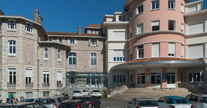 Fransa’da öğrencisinin bıçakladığı öğretmen öldü