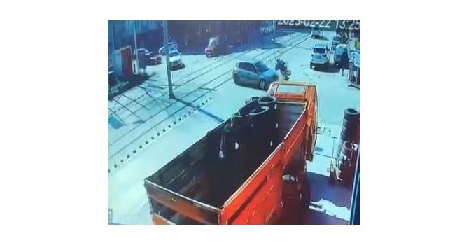Motosiklet otomobil ile çarpıştı, o anlar kamerada