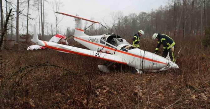 Almanya’da küçük uçak, ormanlık alana zorunlu iniş yaptı