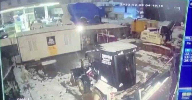 Deprem anı kameralara böyle yansıdı