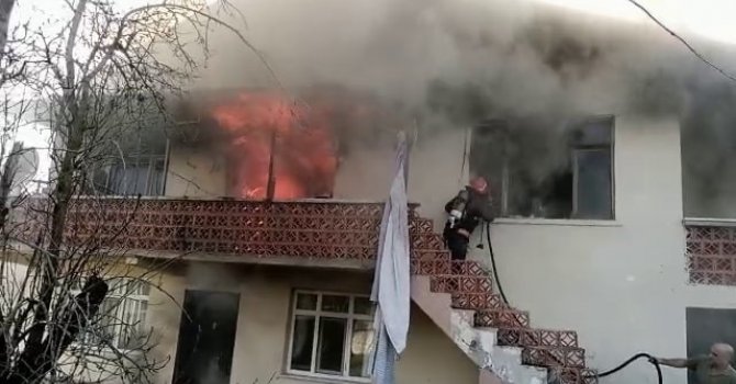 Alevlere teslim olan evden cansız bedeni çıktı