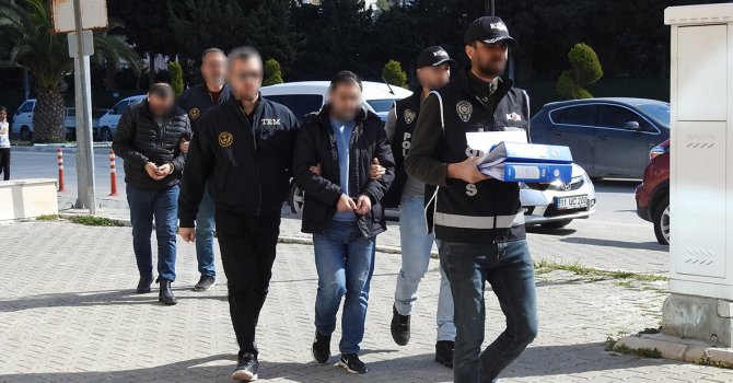 Çeşme’de sahte kimlikle arsa satmaya çalışan 2 kişiye suçüstü