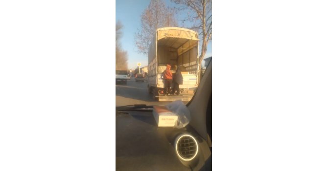 Kamyonet arkasına asılan çocukların tehlikeli yolcuğu kamerada