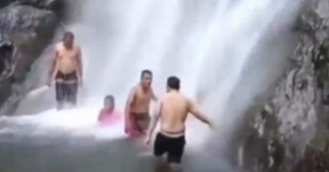 Şelaleye giren ailenin üzerine ağaç düştü: 1 ölü, 4 yaralı