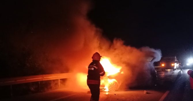 Kaza yapan araç alev topuna döndü