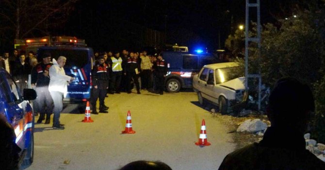 Otomobil elektrik direğine çarptı, sürücü hayatını kaybetti