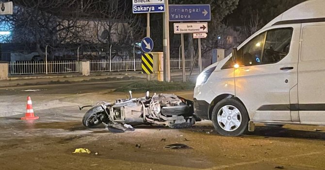 Kamyonet ile motosiklet çarpıştı: 1’i ağır 2 yaralı
