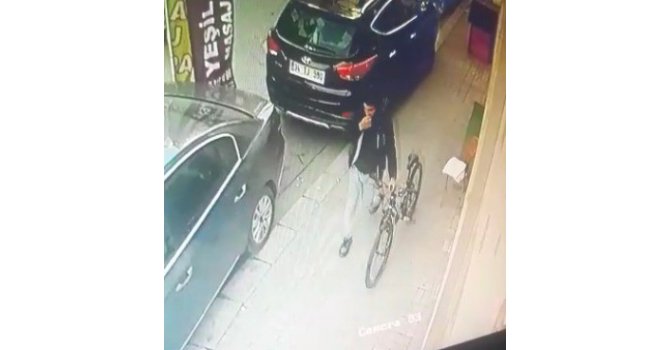 Bisikleti kimseye aldırış etmeden çaldı