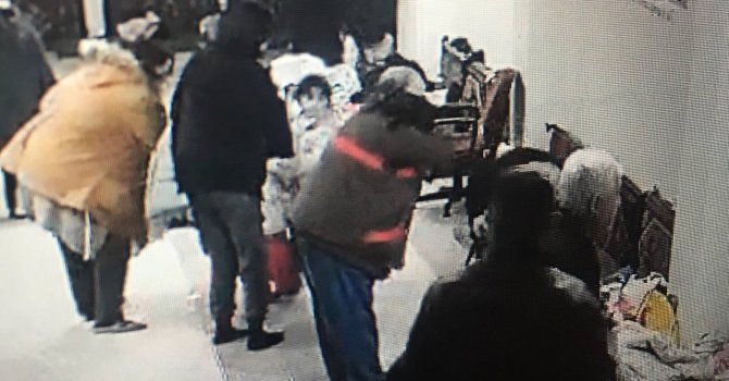 Depremde yaşlı adamın kedisini kurtarma anı yürekleri ısıttı