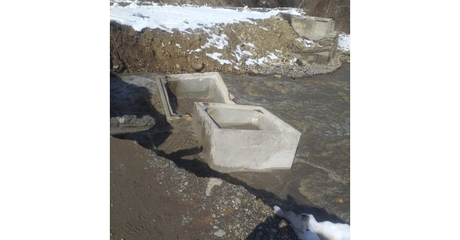 Kar sularının erimesi sonucu beşinci kez köprü yıkıldı