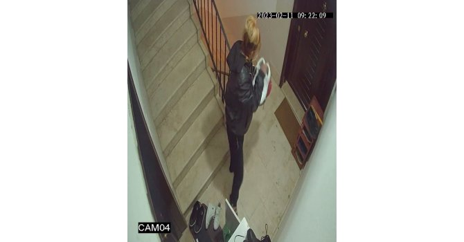 Antalya’da çamaşır ve ayakkabı hırsızı kadınlar kamerada