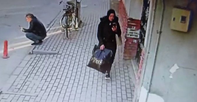 Yardım görevlisinin çantasını çalan kadın kameraya yansıdı