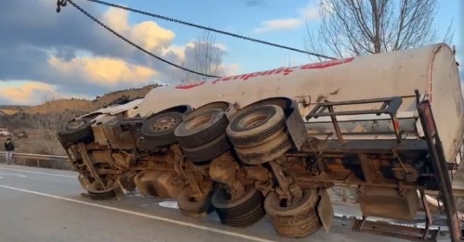 Kastamonu’da yakıt tankeri devrildi, yol trafiğe kapandı