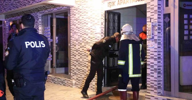 Afyonkarahisar’da bir apartmanda yangın çıktı, 3 kişi dumandan etkilendi
